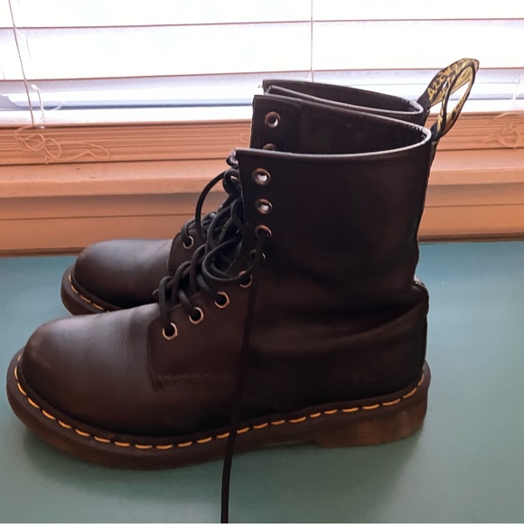 Dr. Martens size 7 women black - Picture 3 of 9